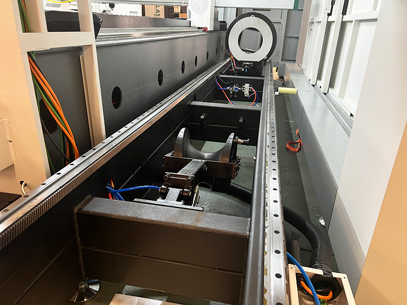 Rotary attachment for metal tube cutting Rotary attachment for metal tube cutting